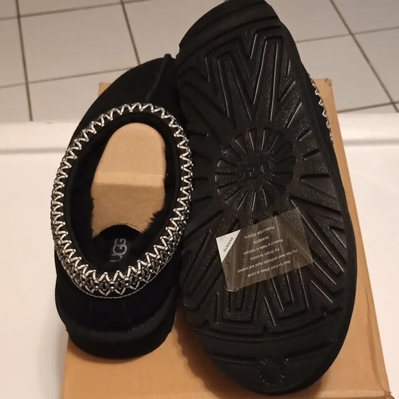 UGG Black Slippers with White Detailing Women's TASMAN II SIZE 7 Brand New - Picture 3 of 5